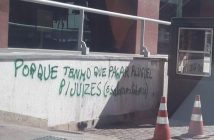 Pichação em prédio da AGU critica auxílio-moradia a magistrados