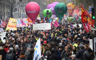 França tem dia de greve geral contra reforma da Previdência;