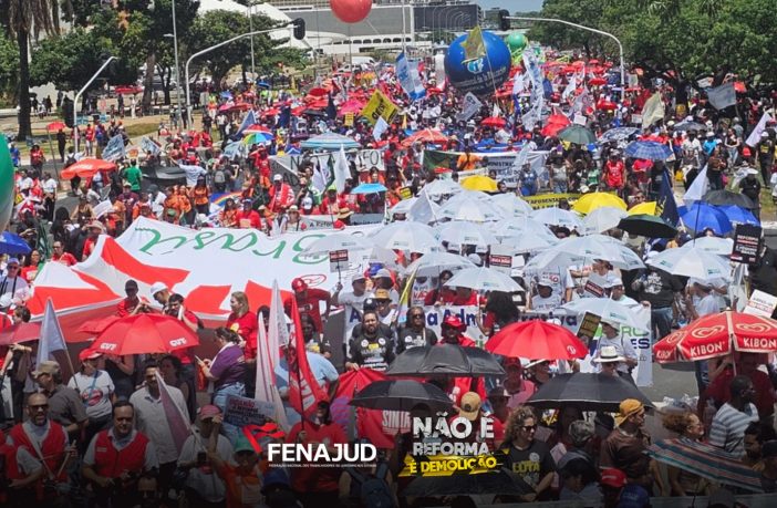 Trabalhadoras e trabalhadores do serviço público tomam as ruas de Brasília contra a Reforma Administrativa