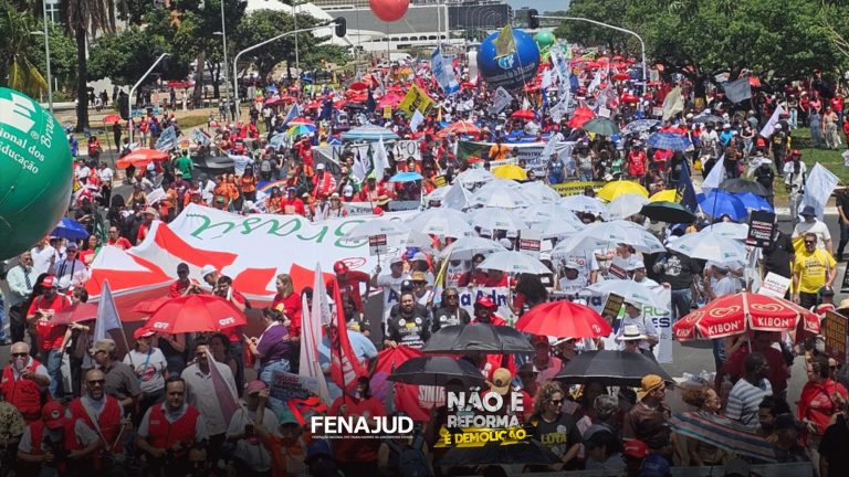 Trabalhadoras e trabalhadores do serviço público tomam as ruas de Brasília contra a Reforma Administrativa